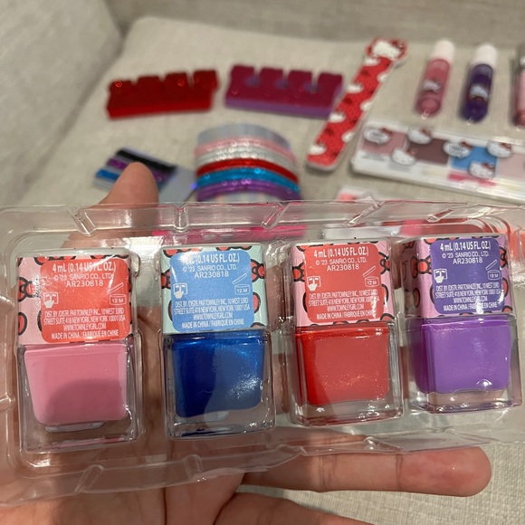 HELLO KITTY Make Up Play Set Kid Girl Sanrio Nail Polish Lip Gloss Hair Chalk - Picture 6 of 10